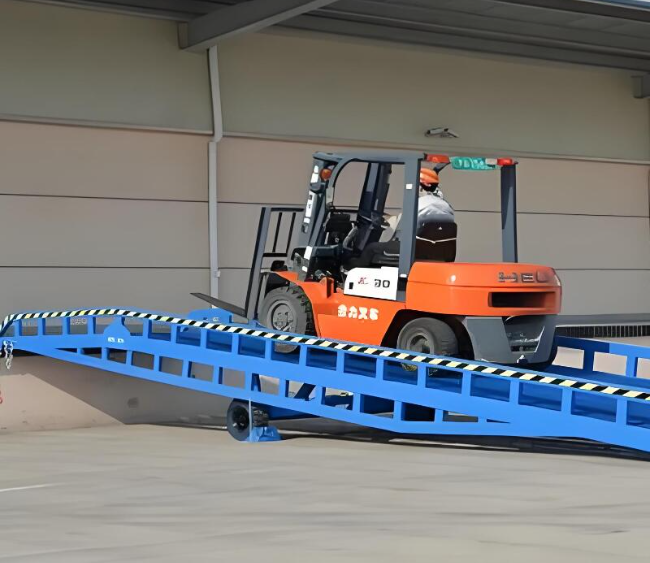 比如移动式卸货平台（叉车用）